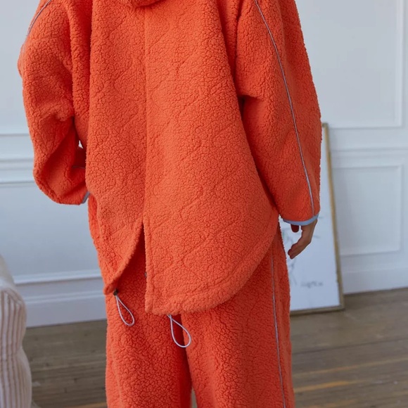 Out from under Sherpa jacket. Baggy fit - Picture 5 of 5